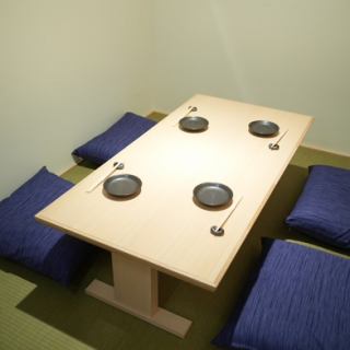 【2～4名様向けお座敷個室】少人数向けの個室はやさしい照明で落ち着けるお席となっております。プライベート空間で上質なひとときをお過ごしください。