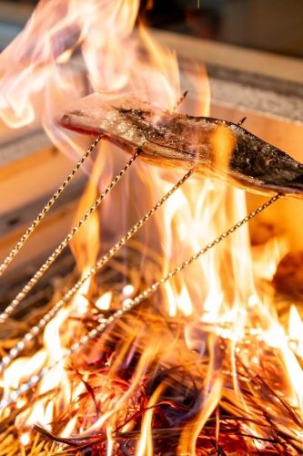 豪快に焼き上げる藁焼きが名物！