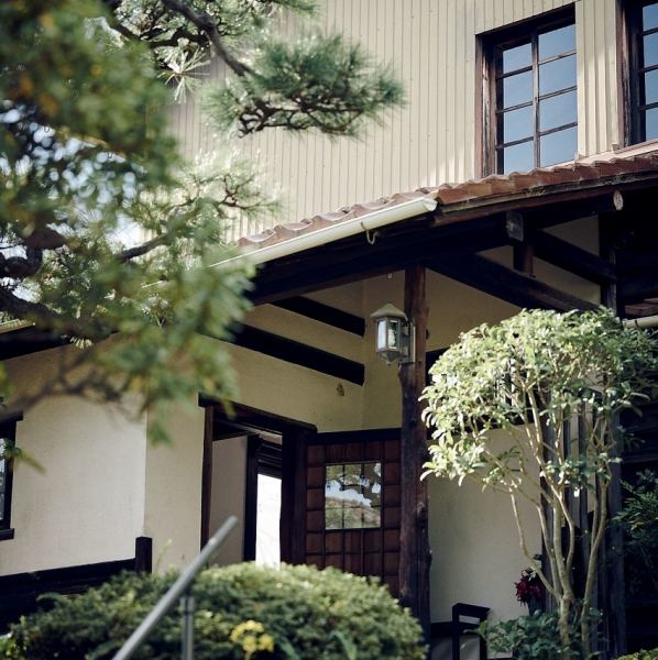 小高い丘から神戸の街並みを眺めながら、旬の味覚と日本酒を楽しめる、どこか懐かしく温かい落ち着きのある空間。内観は、古き良き趣を活かしたモダンな設え。予約制だからこそ、ご夫婦でのお食事やデート、記念日、女子会など、ちょっと特別な日の集まりにも最適です。穏やかで特別なひとときをお過ごしください。