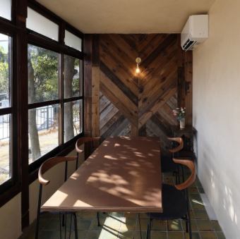 【テラス席】ガラス張りの開放あふれるお席となっております。