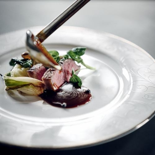 【洋風創作料理を堪能】ソテーサーモンや国産牛など、充実のディナーコースで大満足の夜を