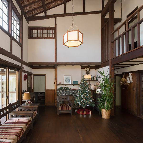 坂道を上ったところに佇む、まるで隠れ家のような当店。築八十年余りの国登録有形文化財モダン古民家を改装しており、神戸ゆかりの文化人たちが集った時代にタイムトリップしたかのような趣きが感じられます。どこか懐かしく温かみのある店内で、ゆったりとこだわりの料理とお酒をお楽しみください。