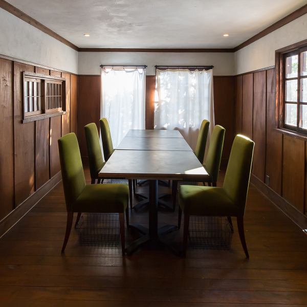 昭和初期の神戸を感じさせる洋家具や、ラ・ムーラのロゴに受け継がれた建物の意匠が、ノスタルジックな雰囲気を感じさせます。四季の移ろいを感じさせる美しい庭も魅力の一つ。街の喧騒から離れたゆったりと寛げる空間は、デートや記念日などでのご利用にも最適です。当店ならではの贅沢な時間をお過ごしください。