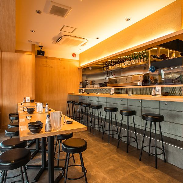 【宴会や飲み会利用にぴったり】当店の個室では最大8名でのご利用も可能です。名物の魚塊盛り合わせやほたてバター焼き、安くて美味しい牡蠣等、様々な魚介料理を気軽に美味しくお召し上がりいただけます。宴会でのご利用や、会社帰りの飲み会、女子会やママ友会でもぜひご利用くださいませ！