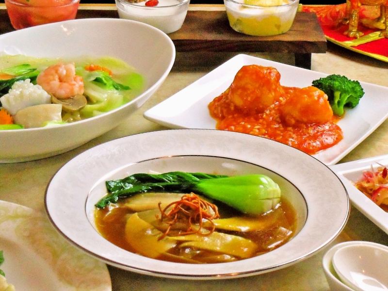 从可以从儿童到成人享受的点心，到真正的中国瓷器，如鱼翅。享受由一流酒店厨师烹制的美食。