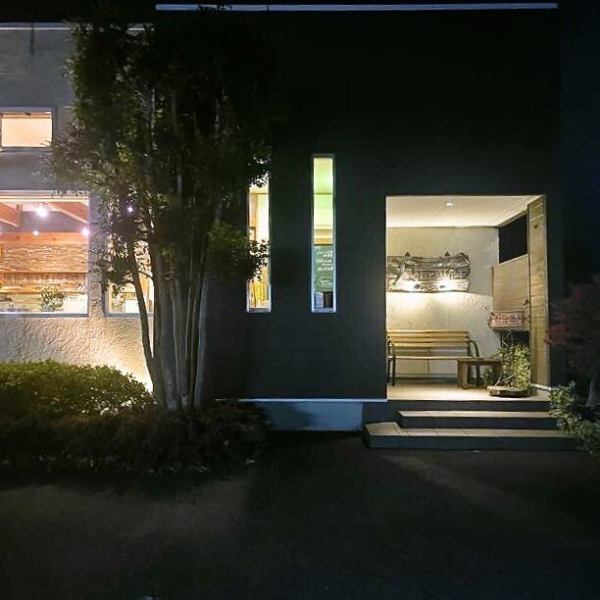 【プライベートなお食事に最適】カジュアルからフォーマルまで、どんなシーンにも寄り添う落ち着いた店内は、記念日やご家族でのお食事、会社の宴会など、お客様の目的に応じてご利用頂けます。昼間は明るい店内も、夜になればがらっとムード溢れる雰囲気に◎お好みのお席で素敵なランチやディナーを是非お楽しみください。