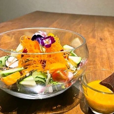 【菜園サラダ】地元の生産者たちが丹精込めて栽培◎みずみずしい彩り野菜を使用した贅沢なサラダです。