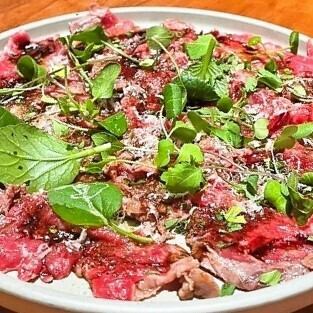 【和牛レアカルパッチョ】自然豊かな地元群馬県で生まれ育った赤城和牛を使用したレアなカルパッチョです。