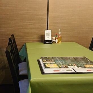 店内のテーブル席は、女子会やデート、ご家族でのお食事に最適です。また、当店では、お買い物の合間のランチや、ディナーにもご利用頂けるお店です。