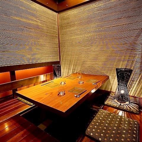 和の趣き溢れる店内は大人の為の落ち着いた雰囲気となっております。4名様でご利用可能なテーブル席は横浜での接待や女子会、合コンなど各種宴会に最適なプライベート個室空間♪お得な宴会コースプランもご予算に合わせて3500円~ご用意。誕生日や記念日にお得なサプライズ特典もご用意しております。