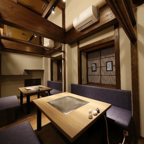 2F table seats.It becomes a semi-private room with goodwill.A moist Japanese private room recommended for entertainment and hospitality.All seats are equipped with an iron plate, so you can enjoy your food piping hot.
