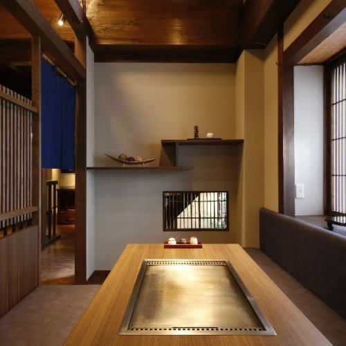 2F 테이블석입니다.영업으로 개인실로도 됩니다.접대와 환대에 추천 촉촉한 일본식 개인실.전석 철판 설치이므로 요리를 뜨겁게 드실 수 있습니다.