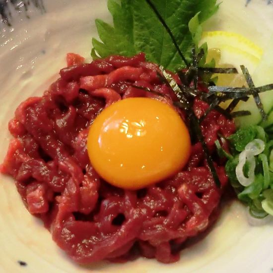 新鮮、安全な馬肉を使用したユッケ！お酒のお供に…♪