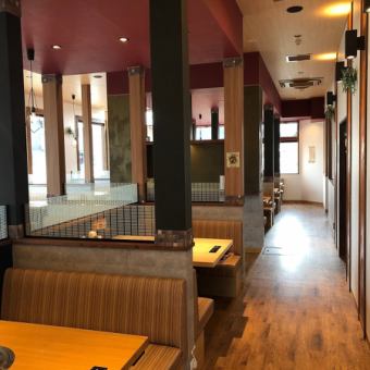 Table seats for 2 to 4 people ♪ We have prepared table seats where you can enjoy a relaxing meal in the shop full of open feeling.Please enjoy meals with family, friends and colleagues ♪