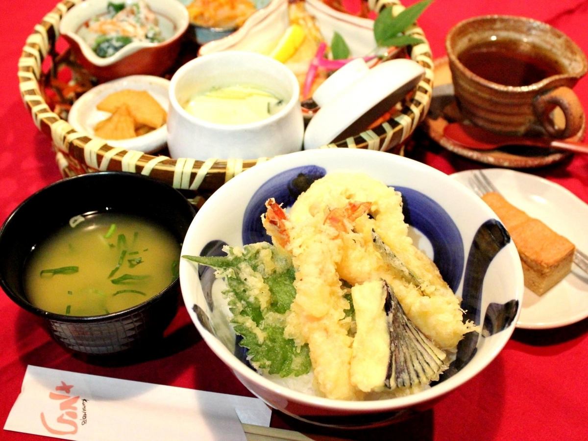 "Sakura's Lunch" is very popular among women. Pasta/Doria/Ozen etc. 780 Yen~!
