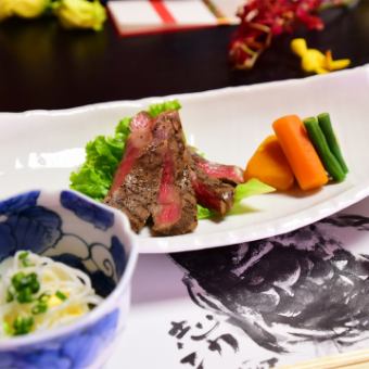 5月～7月无限畅饮【4,000日元套餐】鲜鱼生鱼片、沙朗牛排、炒饭等8道菜品。
