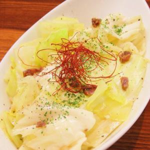 炒銀魚和鳳尾魚捲心菜