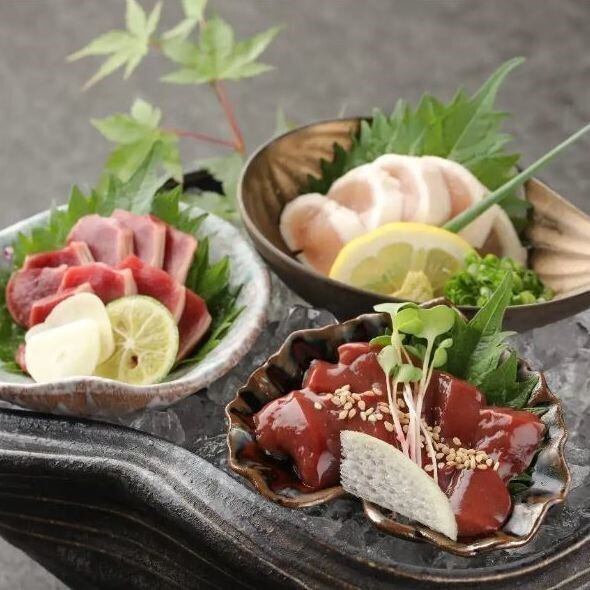 The course menu is a comprehensive plan that includes a luxurious sashimi platter and freshly slaughtered chicken.