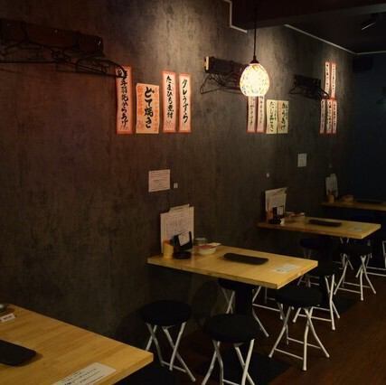店内には、少人数でのご利用に最適なテーブル席と、ライブ感満載のカウンター席をご用意しています♪カウンター席は、目の前で焼き師が焼鳥を焼き上げる様子を眺められる特等席◎香ばしい香りと臨場感が食欲をそそります。お仕事帰りのサク飲みやお一人様でのご利用、デートなど、様々なシーンで活用いただけます！