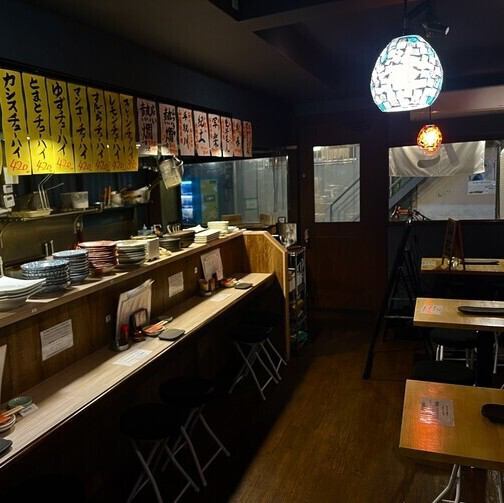 木目を基調とした温かい雰囲気の店内は、どこか懐かしく落ち着く空間。大正駅から徒歩1分とアクセスも良好で、大きな提灯と暖簾が目印♪1階はカウンターとテーブルで賑やかに、2階のお座敷ではゆったりと、シーンに合わせて使い分けが可能です。普段使いの食事から特別な日の宴会まで、幅広い場面でご利用いただけます◎