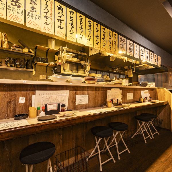 店内には、少人数でのご利用に最適なテーブル席と、ライブ感満載のカウンター席をご用意しています♪カウンター席は、目の前で焼き師が焼鳥を焼き上げる様子を眺められる特等席◎香ばしい香りと臨場感が食欲をそそります。お仕事帰りのサク飲みやお一人様でのご利用、デートなど、様々なシーンで活用いただけます！