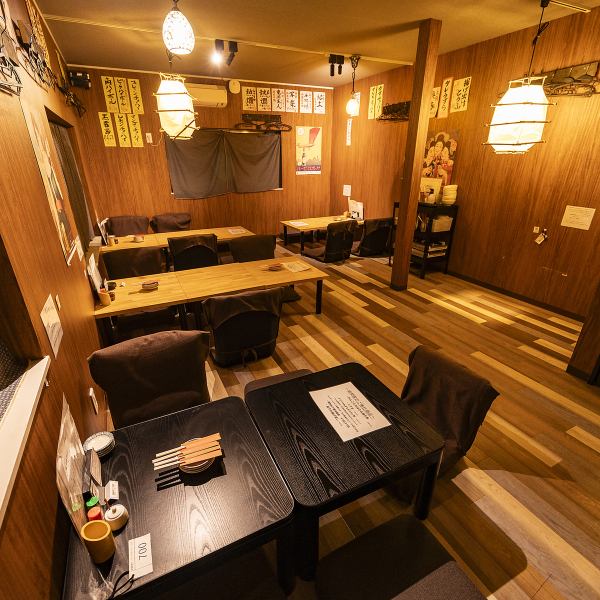 木目を基調とした温かい雰囲気の店内は、どこか懐かしく落ち着く空間。大正駅から徒歩1分とアクセスも良好で、大きな提灯と暖簾が目印♪1階はカウンターとテーブルで賑やかに、2階のお座敷ではゆったりと、シーンに合わせて使い分けが可能です。普段使いの食事から特別な日の宴会まで、幅広い場面でご利用いただけます◎