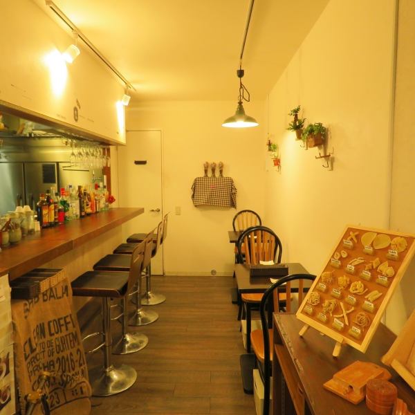 It is an easy-to-use store even in the private scene. There is also a counter and table seats for 2 people, so please use it with couples and friends. Lunch, dinner, CAFE, Bar, usage can be decided by the customer ♪