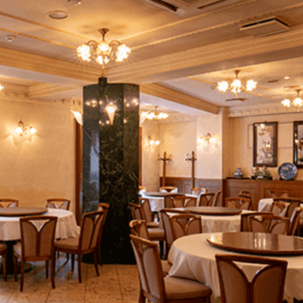 最大100名様パーティースペース◎ヨーロッパの伝統を現代感覚で表現した、ネオクラシズムなモダン空間です。パーテーションを使用することで、時に個室として、時にバンケットスペースの一部としてご利用いただけます。