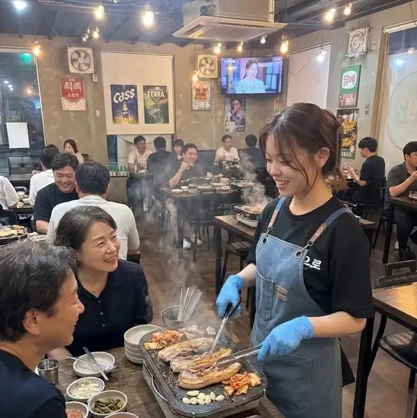 筑紫野・二日市で本場韓国の味が楽しめる「韓国料理あぷろ二日市店」。サムギョプサルやチーズ料理など、人気の韓国グルメを気軽に楽しめるお店です。気取らず入れて、でもちょっと特別な気分になれる空間。ふらっと立ち寄れる“いつもの韓国ごはん”としてご利用ください！宴会～女子会まで各種シーンで大歓迎♪
