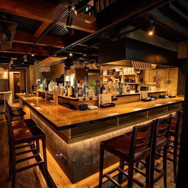 一樓設有吧台座位和部分站立座位!這是大阪首家由調酒師親自監督的杜松子酒酒吧,歡迎您獨自前來或與三五好友小聚!