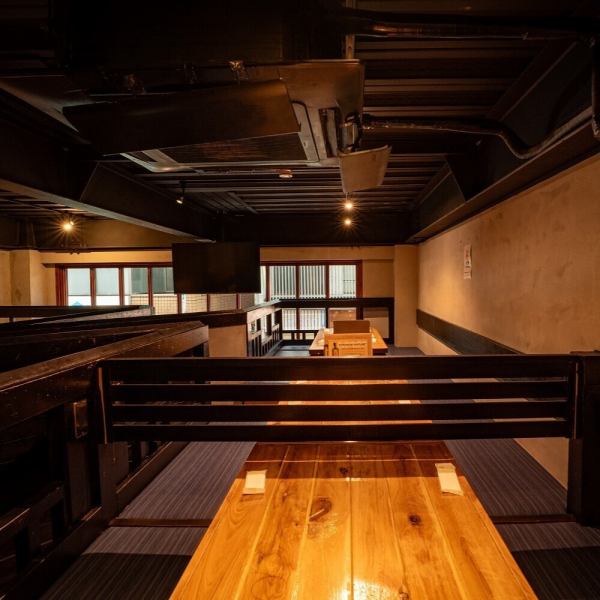 二樓設有舒適的桌椅,讓您放鬆身心。一邊享用琴酒和美食,一邊和朋友們聊天!