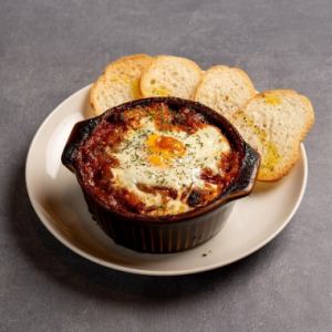 嫩煮蛋和香腸用辣番茄醬燉煮