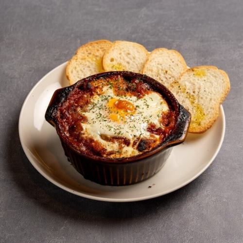 嫩煮蛋和香腸用辣番茄醬燉煮