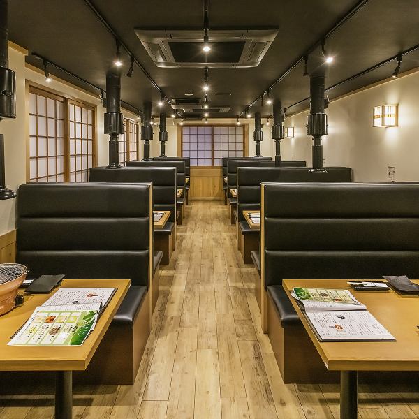 【会社宴会にも♪】2階フロアは、30名様～最大40名様貸切可能◎　店内は落ち着いた雰囲気で、ゆったりくつろげる空間をご用意しております♪プライベート利用はもちろん、会社宴会などの大人数での利用にもご利用いただけるお席をご準備しております！