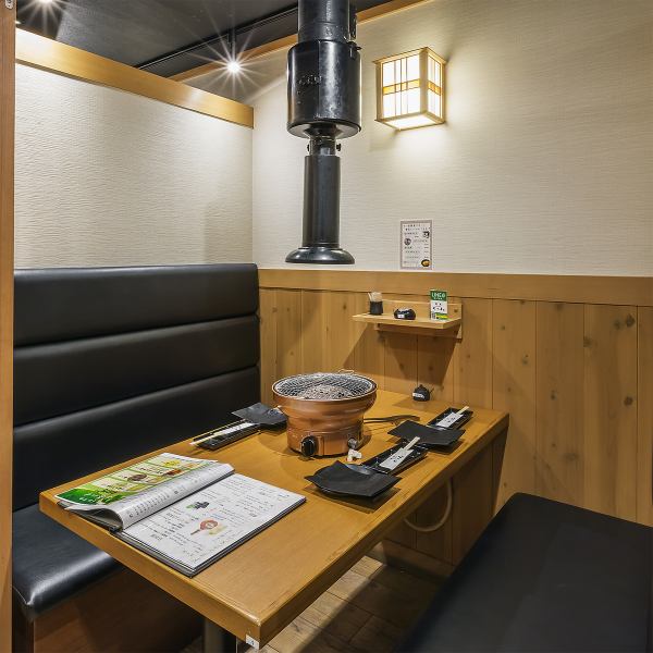 【デートやご友人との利用にも★】1階2～4名様の半個室ご用意しております。店内は落ち着いた雰囲気で、ゆったりくつろげるお席を多数ご用意しております！