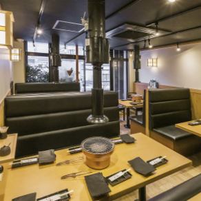 〈20名様の貸切もございます！〉3階フロア、最大20名様向けの貸し切り席もございます。ご予約は15名様より承っております。※こちらネット予約ではご予約いただけないお席ですので、店舗への問い合わせをお願い致します。お写真は20名席のお写真です。