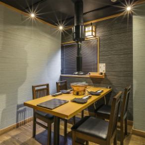 〈ご家族、接待や少人数宴会におすすめ♪〉3階フロア、4名様～6名様向けの完全個室×2室ございます。ご予約は4名様より承っております。※こちらネット予約ではご予約いただけないお席ですので、店舗への問い合わせをお願い致します。お写真は4名席のお写真です。