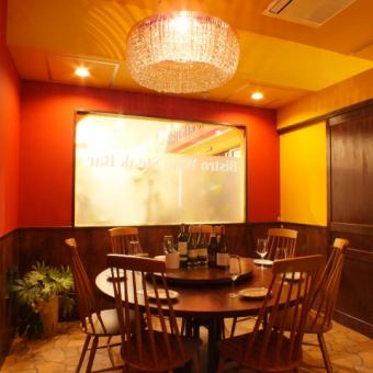 We have two private rooms, one for 6 to 8 people and one for 6 to 10 people, with a gorgeous chandelier and interior decoration.[Welcome party, thank you party, alumni party, private room, gyoza, meat, launch, mom's party, lunch party, banquet, Kamata, Keikyu Kamata, all-you-can-drink]