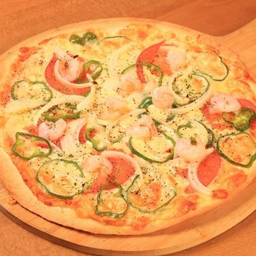 Fresh vegetables and plump shrimp pizza