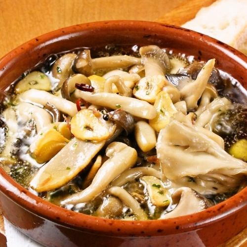 Ajillo with 3 kinds of mushrooms