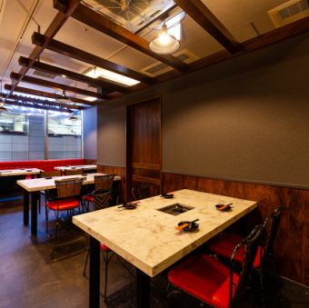 餐廳內部以白色為主色調，紅色沙發在背景中格外醒目，乾淨整潔，煙霧繚繞，這與人們對一家烤肉餐廳的印象截然不同。我們的餐桌座位可容納 1 至 4 人，非常適合約會、週年紀念、家庭聚餐或下班後用餐。在寧靜的空間裡，與你的愛人享受一段輕鬆愉快的時光。