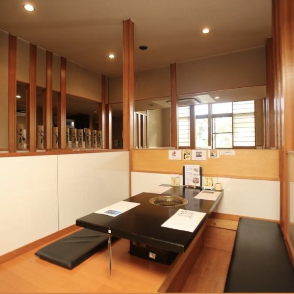 【寛ぎの掘りごたつ】様々なシーンで大活躍の掘りごたつ席をご用意しております。和の趣を感じる落ち着いた雰囲気の店内は、お一人様でのサク飲みから、ご友人とのディナー、少人数でのご宴会まで幅広くご利用いただけます。居心地の良さが自慢の空間で至福のひとときを。