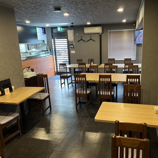 【大人数でも対応可のテーブル席】仕事仲間との宴会や地元のご友人やお仲間との打ち上げにもぴったりのお席です◎2名様～6名様掛けのお席をいくつかご用意しておりますので、大人数でもゆったりお過ごしいただけます！少人数から大人数まで様々なシーンに対応するお席で楽しいひとときをお過ごしください♪