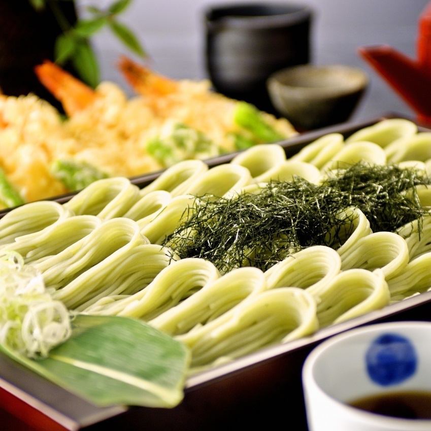 Long-established taste that sticks to ingredientsKoshi no seaweed ground soba is great over the throat!