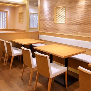 一樓有40個桌位。隨意使用它與同事和朋友一起用餐，即使是一個人。您可以在寬敞明亮的空間享用美食。