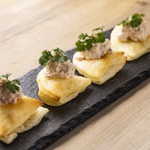 生ハムムースの焼きたて パイ添え