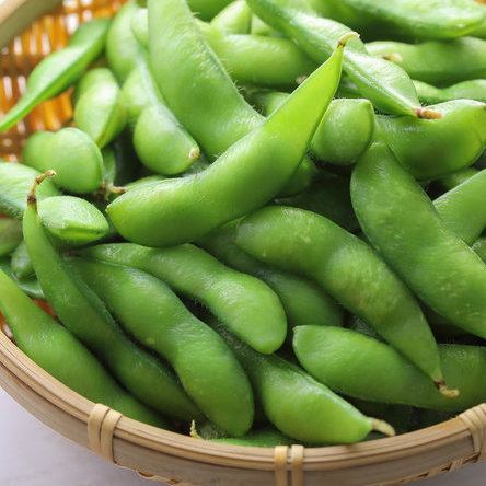 Salt-boiled green soybeans