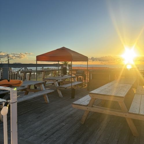 <p>空と風が感じられる開放的な店内で、特別な体験をお楽しみください。最高のロケーションに位置する当店では、少人数から大人数まで対応可能な空間を提供しています。非日常的な雰囲気の中で、美味しい料理と共に心に残るひとときを過ごせます。空と風に癒されながら、リラックスした時間をお過ごしください♪</p>