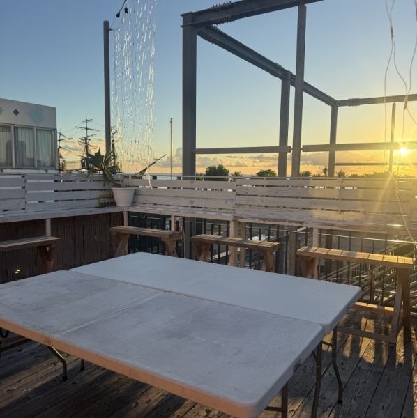 当店は明るく開かれた雰囲気が特徴です。広いテーブルで、6名様までご利用いただける席が4つあります。仲間や大切な人と一緒に過ごすのに理想的な空間です。ゆったりとした時間を楽しむことができ、食事が一層美味しく感じられます♪特別な瞬間を共に過ごせる場所として、素敵な時間を提供いたします！