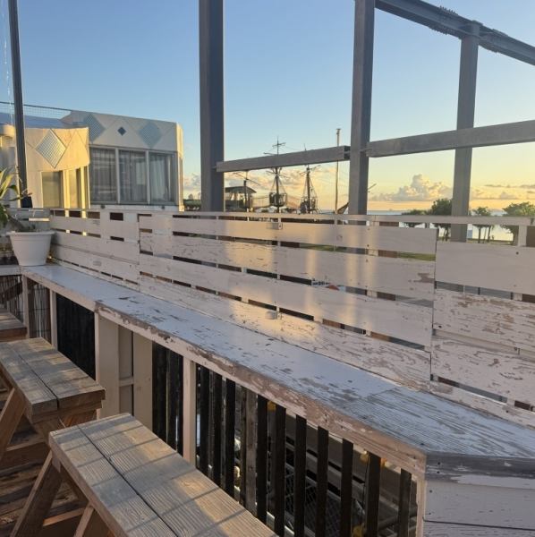 最高のロケーションが癒しを与えてくれる空間です。カウンター席は6つあり、2名様までの利用に最適です。落ち着いた雰囲気の中で特別な人と心温まる時間を過ごすことができます。少人数の宴会にもぴったりで、美味しい料理とお酒が心を豊かにしてくれます。 自分だけのリラックス空間を見つけてみてください☆